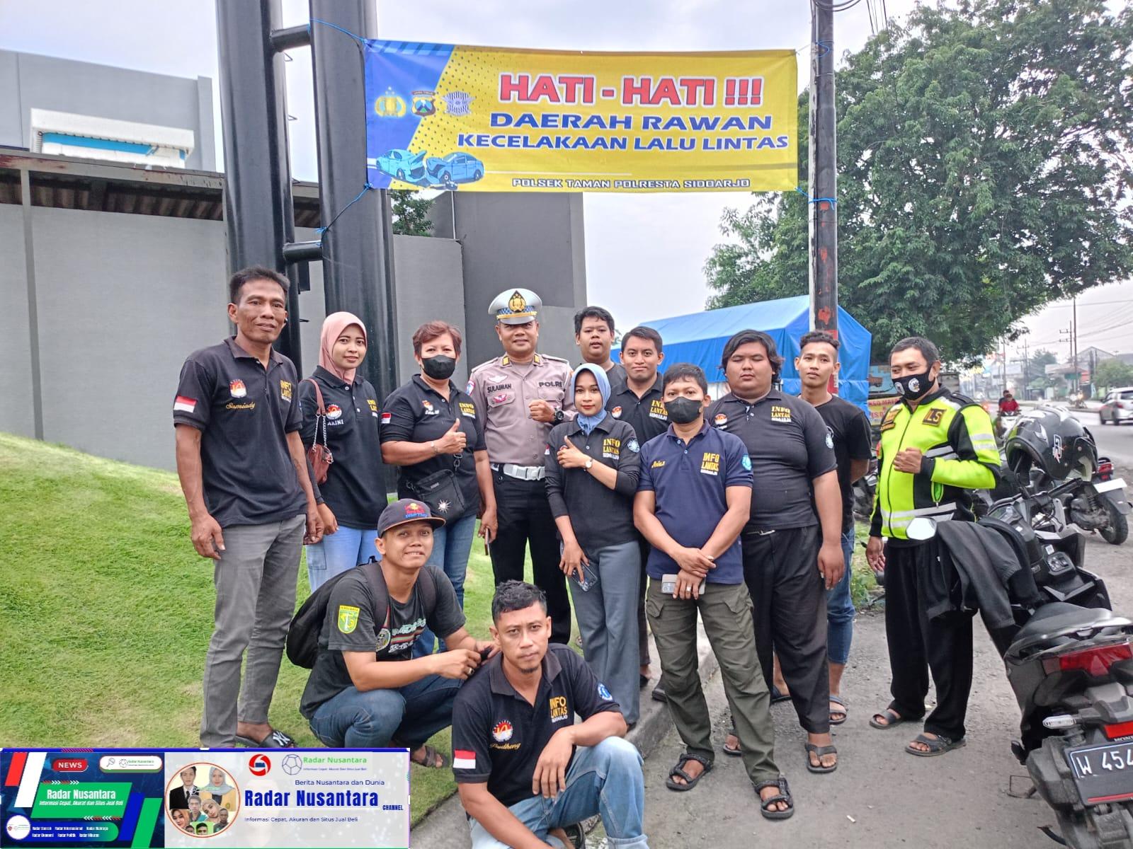 Polisi Pasang Banner Himbauan Rawan Kecelakaan Lalu Lintas di Jalan Raya Trosobo