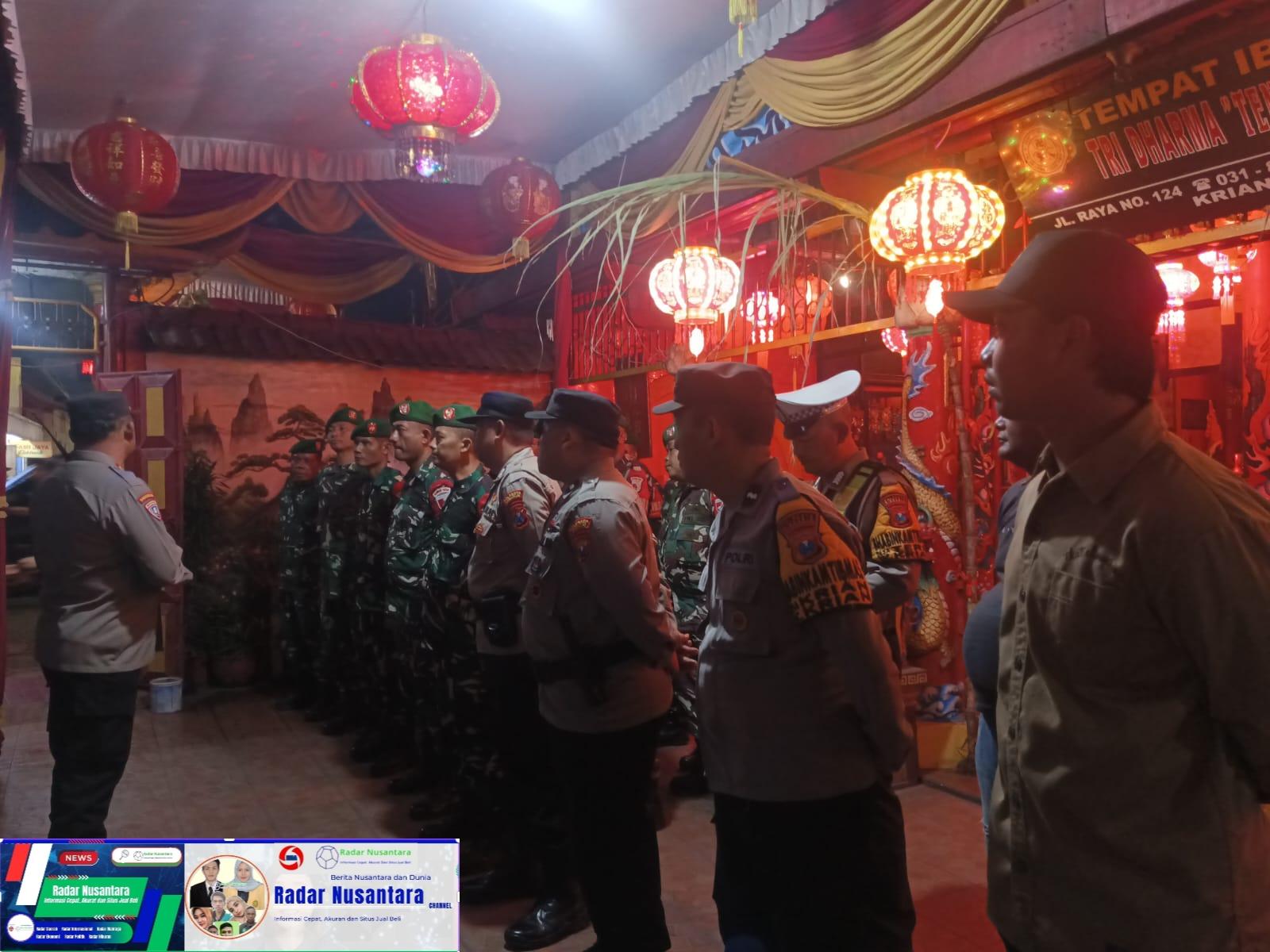 Polsek Krian Bersama Koramil Krian Pengamanan Ibadah Imlek di Klenteng Tri Dharma Teng Swie Bio