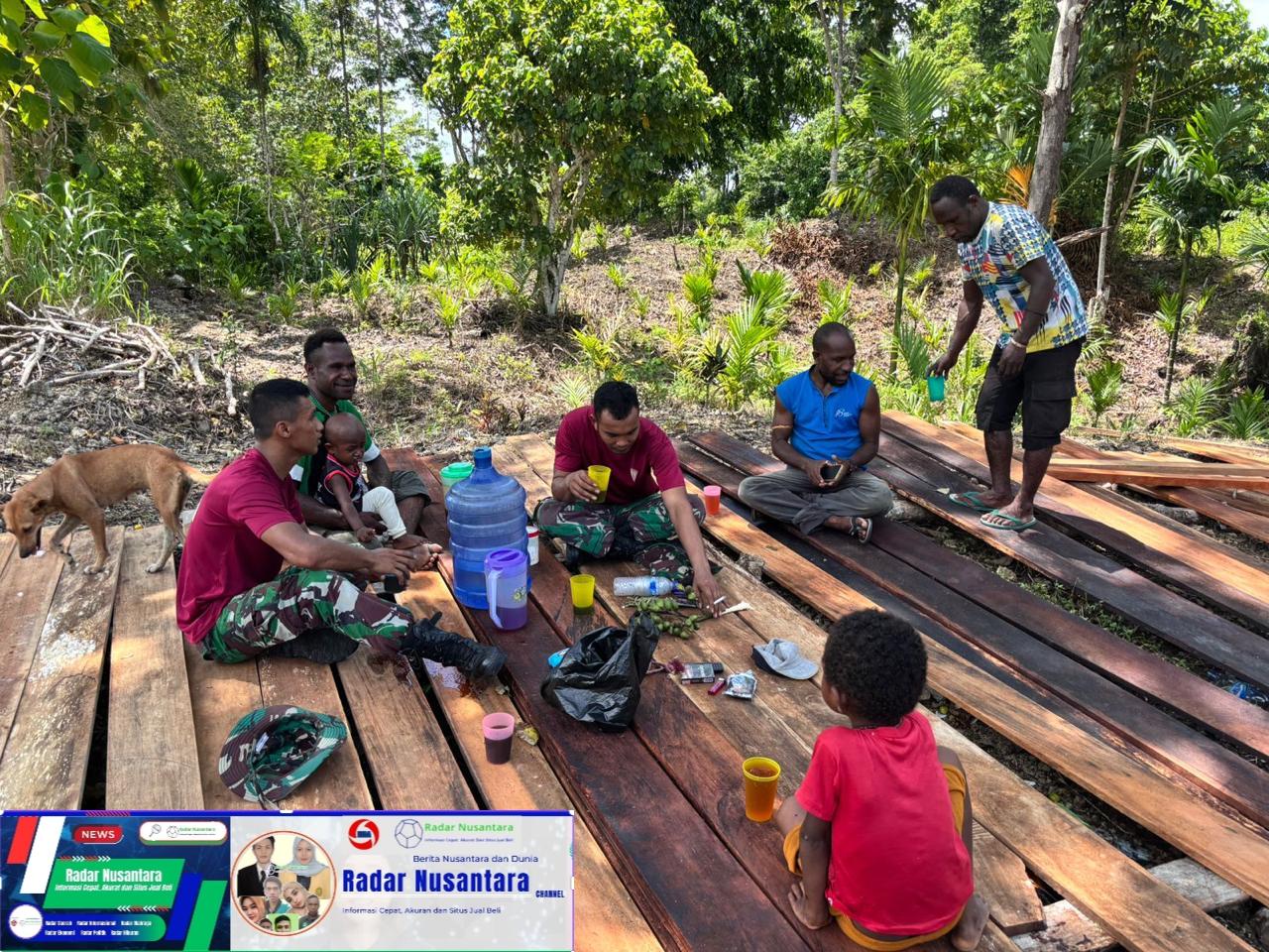 Selalu Hadir di Tengah Masyarakat, Satgas Pamtas Yonif 131/BRS Bantu Bangun Rumah Warga Papua