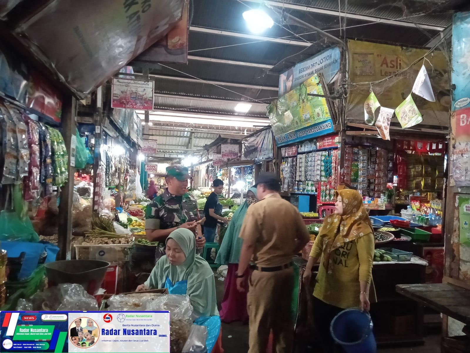 Pastikan Harga Sembako Stabil, Babinsa Danukusuman Sambangi Pedagang Pasar Tradisional