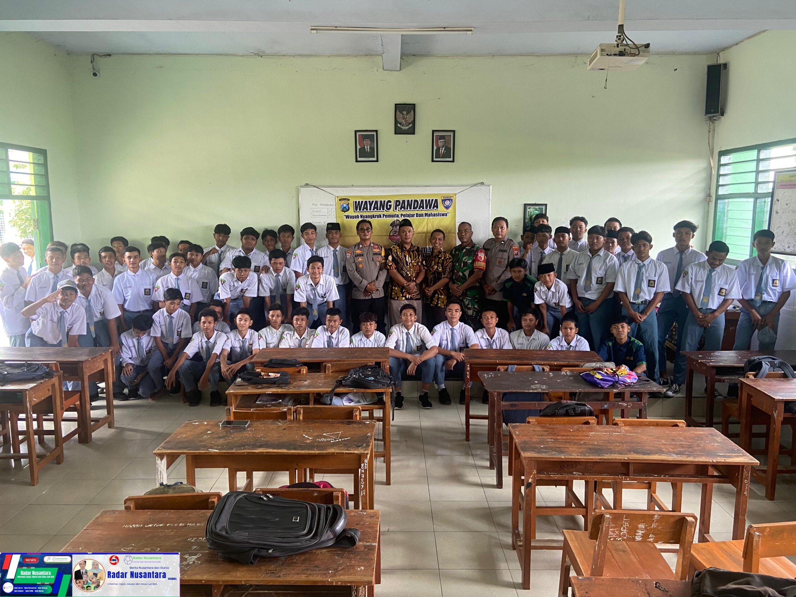 Wayang Pandawa Polsek Krembung Datangi Sekolah