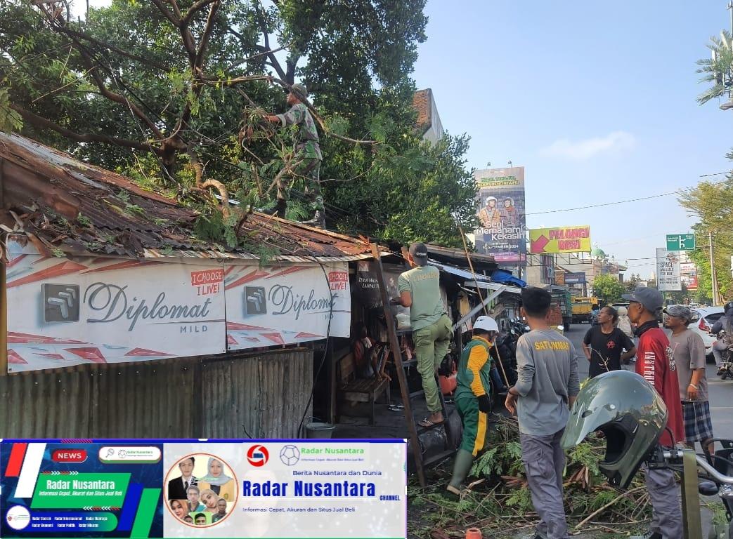 Babinsa Joyotakan Pelopori Kerja Bakti Bersama Warganya