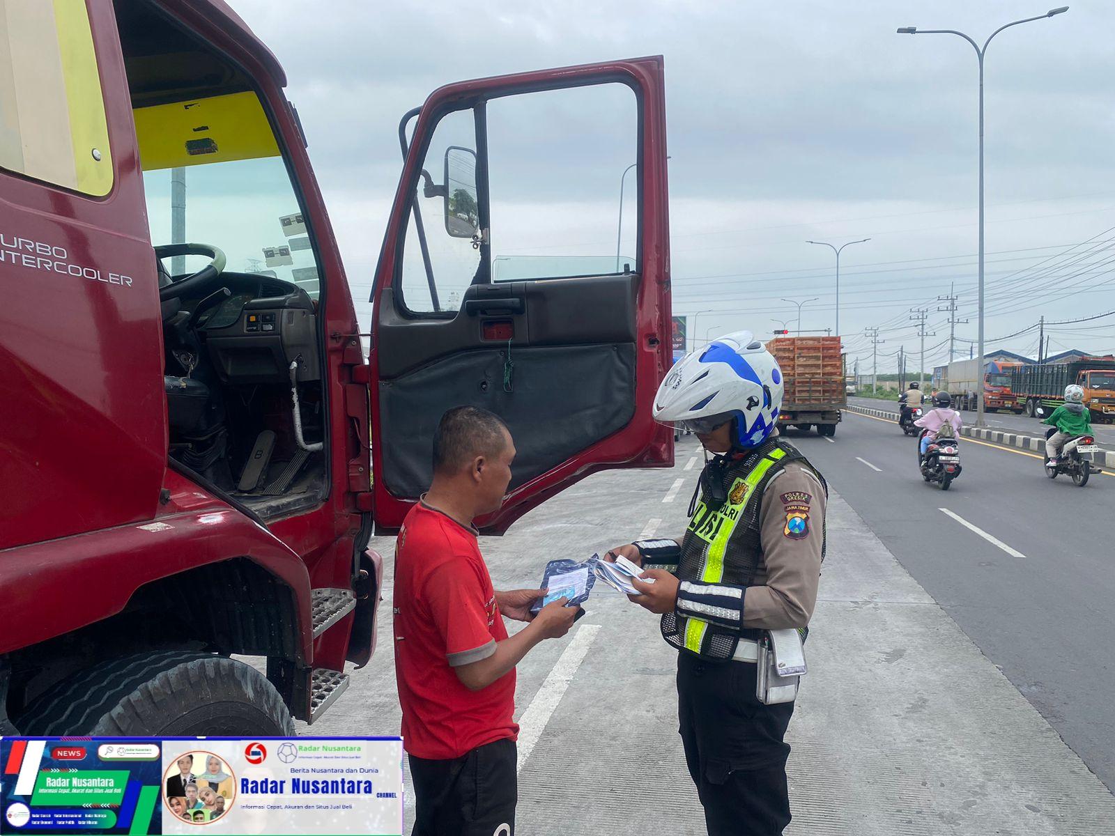 Tingkatkan Keselamatan di Jalan Raya, Satlantas Polres Gresik Tindak Tegas Truk Langgar Jam Operasional