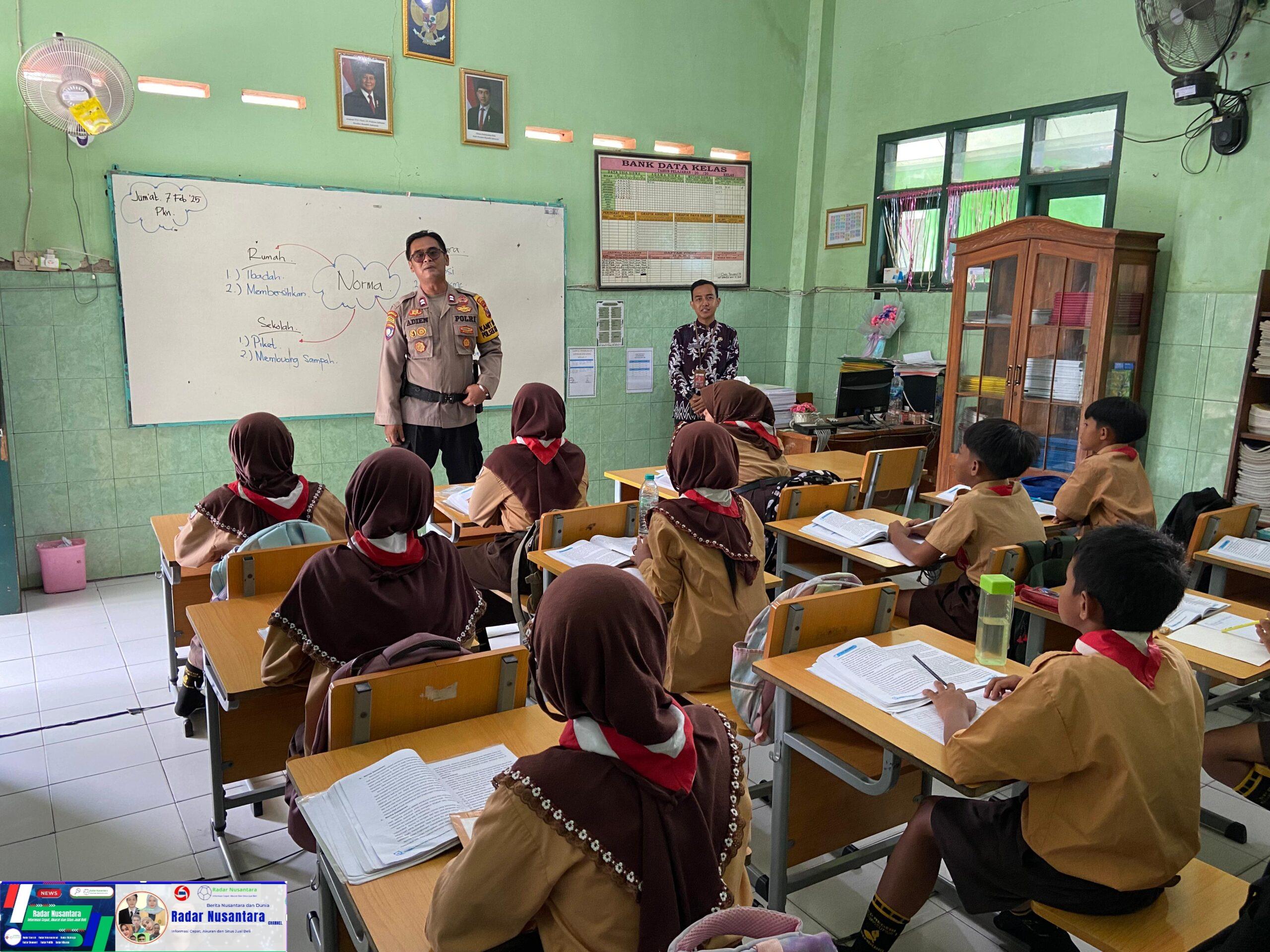 Kanit Binmas Polsek Krembung Edukasi Bahaya Perundungan ke Pelajar