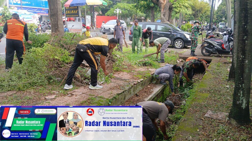 Peduli Lingkungan, Koramil 03/Serengan Gelar Kegiatan Jumat Bersih di Wilayah Kratonan dan Tipes