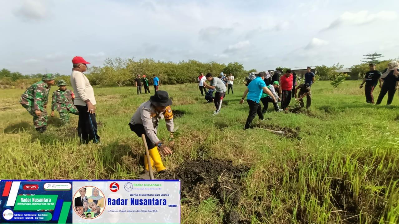 Kapolsek Tulangan Sinergi Bersih Lingkungan dan Tanam Pohon
