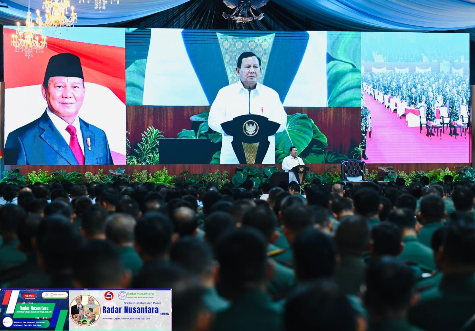 Panglima TNI Dampingi Presiden RI Berikan Pengarahan Kepada Dansat Jajaran TNI