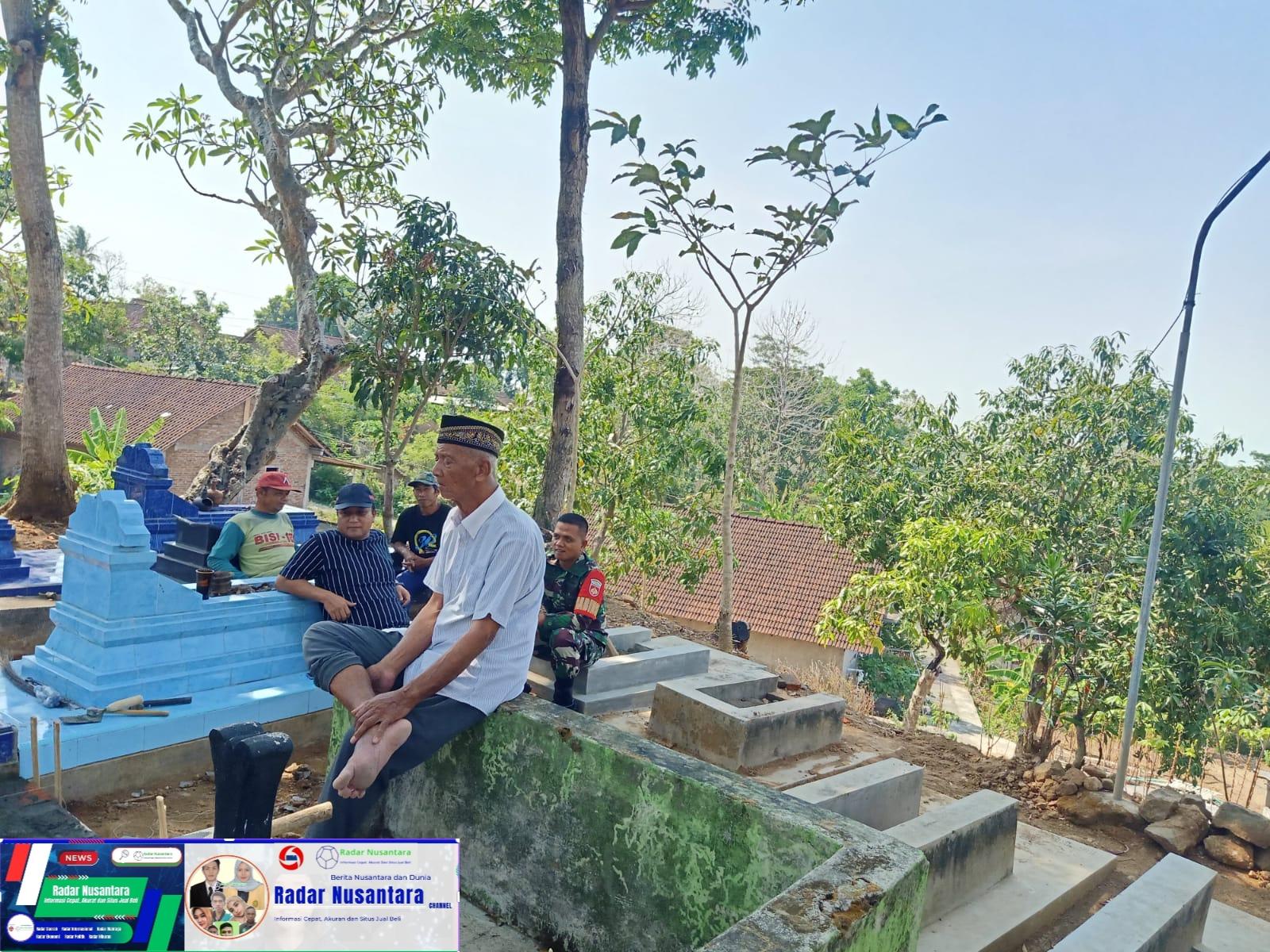 Hormati Tradisi Wilayah Babinsa Teras Turut Bersihkan Makam