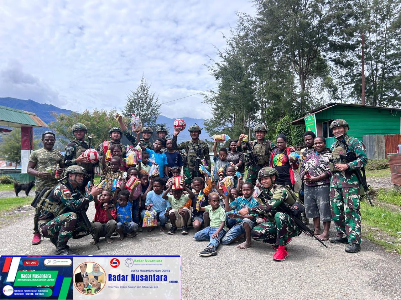 Satgas Yonif 323/Buaya Putih Kostrad Bagikan Makanan dan Permen untuk Anak-Anak Kampung Kago