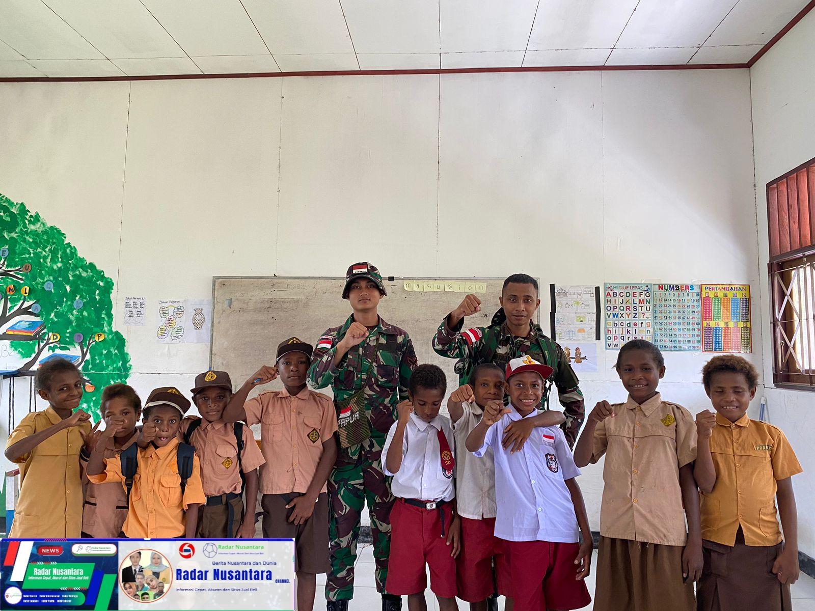 Ajarkan Cara Berhitung Dengan Penuh Kegembiraan, Satgas Yonif 131/BRS Belajar Bersama Murid-Murid Di SD Kampung Mosso, Perbatasan Papua