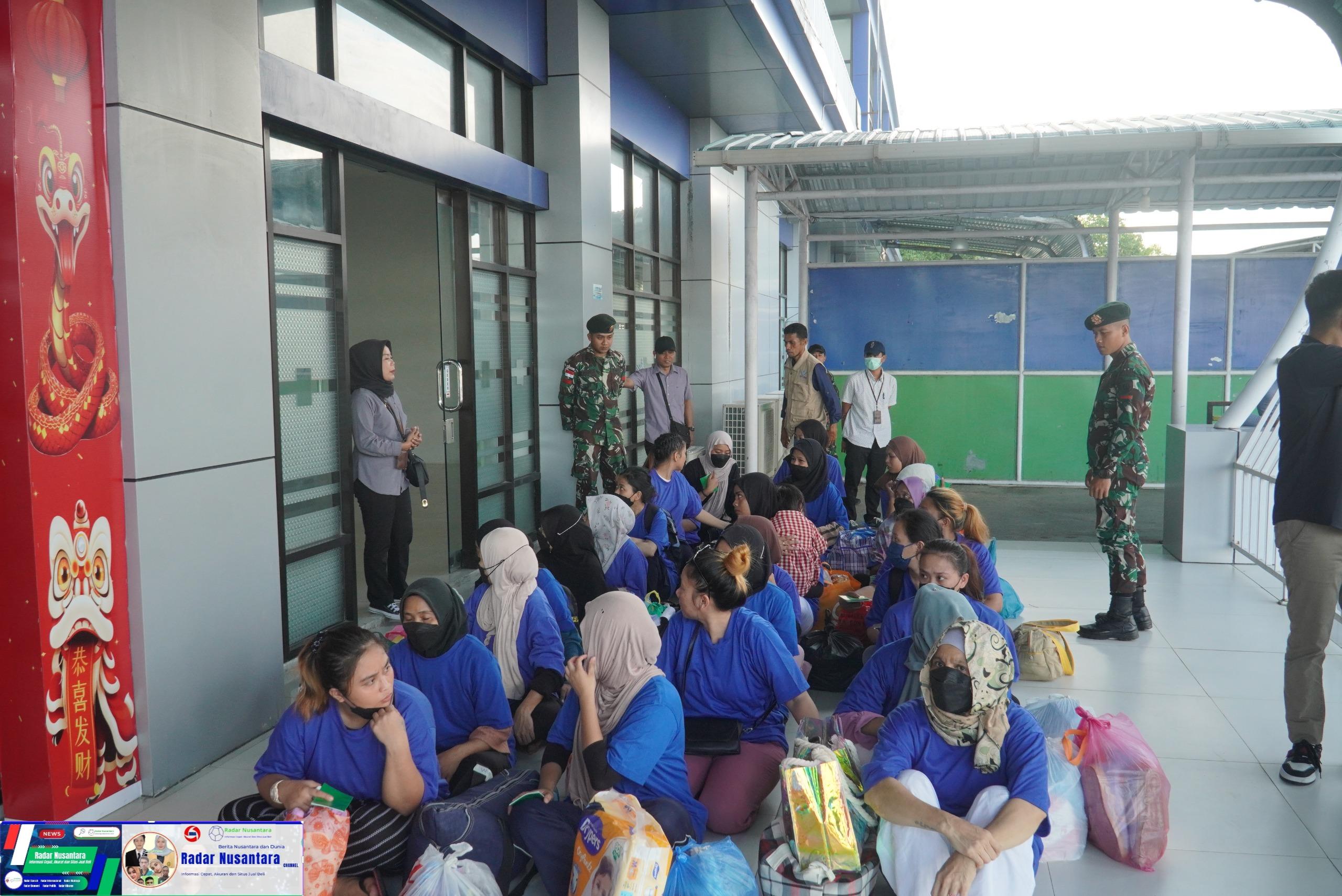 Satgas Pamtas Yonarmed 11 Kostrad Kawal Pemulangan 225 PMI Yang Dideportasi Dari Malaysia