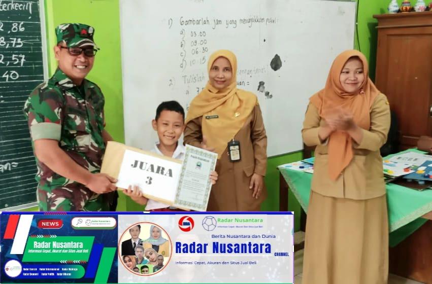 Babinsa Kratonan Berikan Piagam Penghargaan dan Hadiah Lomba Kebersihan Kelas