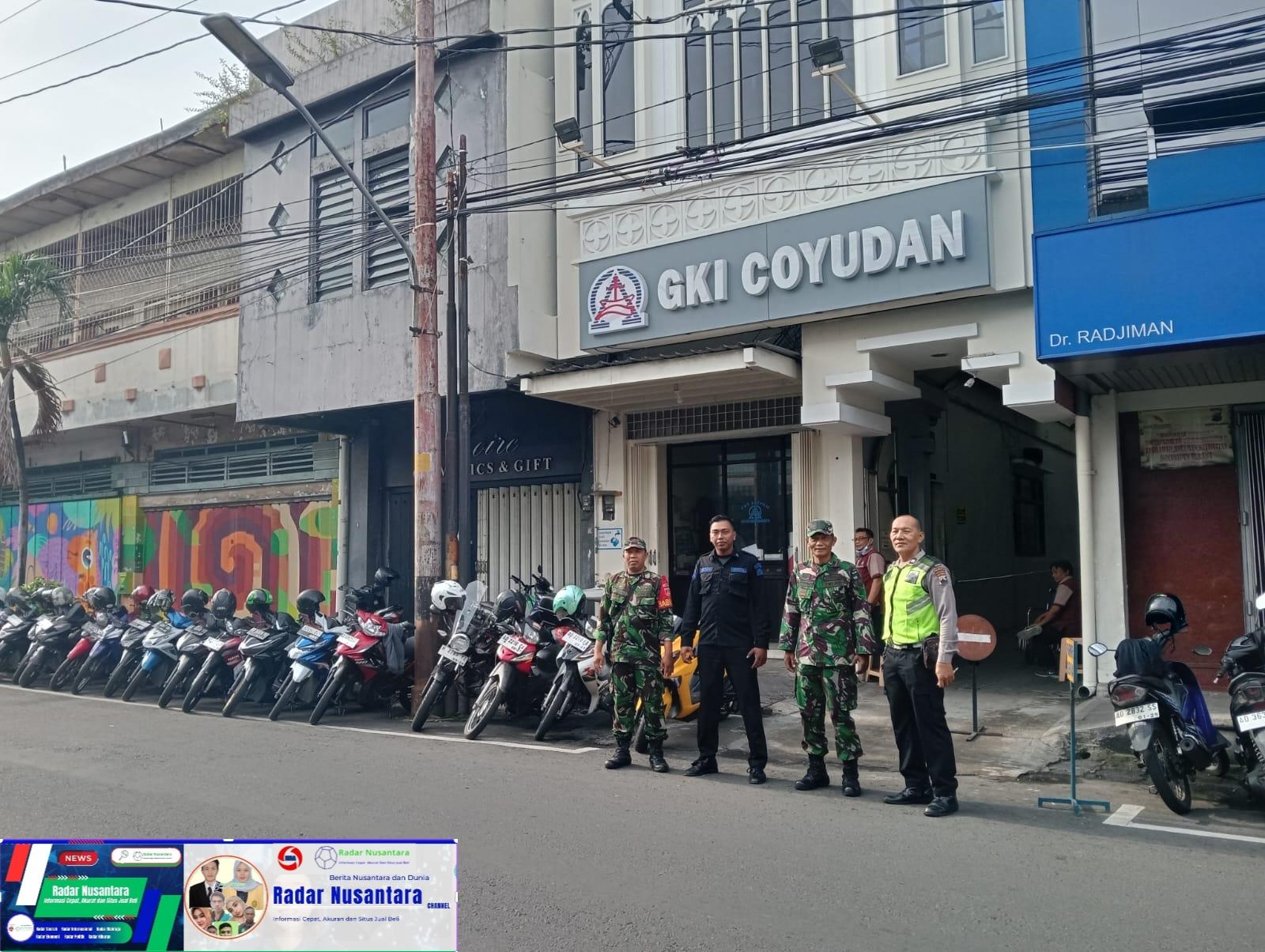 Babinsa Jayengan dan Piket Koramil 03 Serengan, Amankan Ibadah Minggu