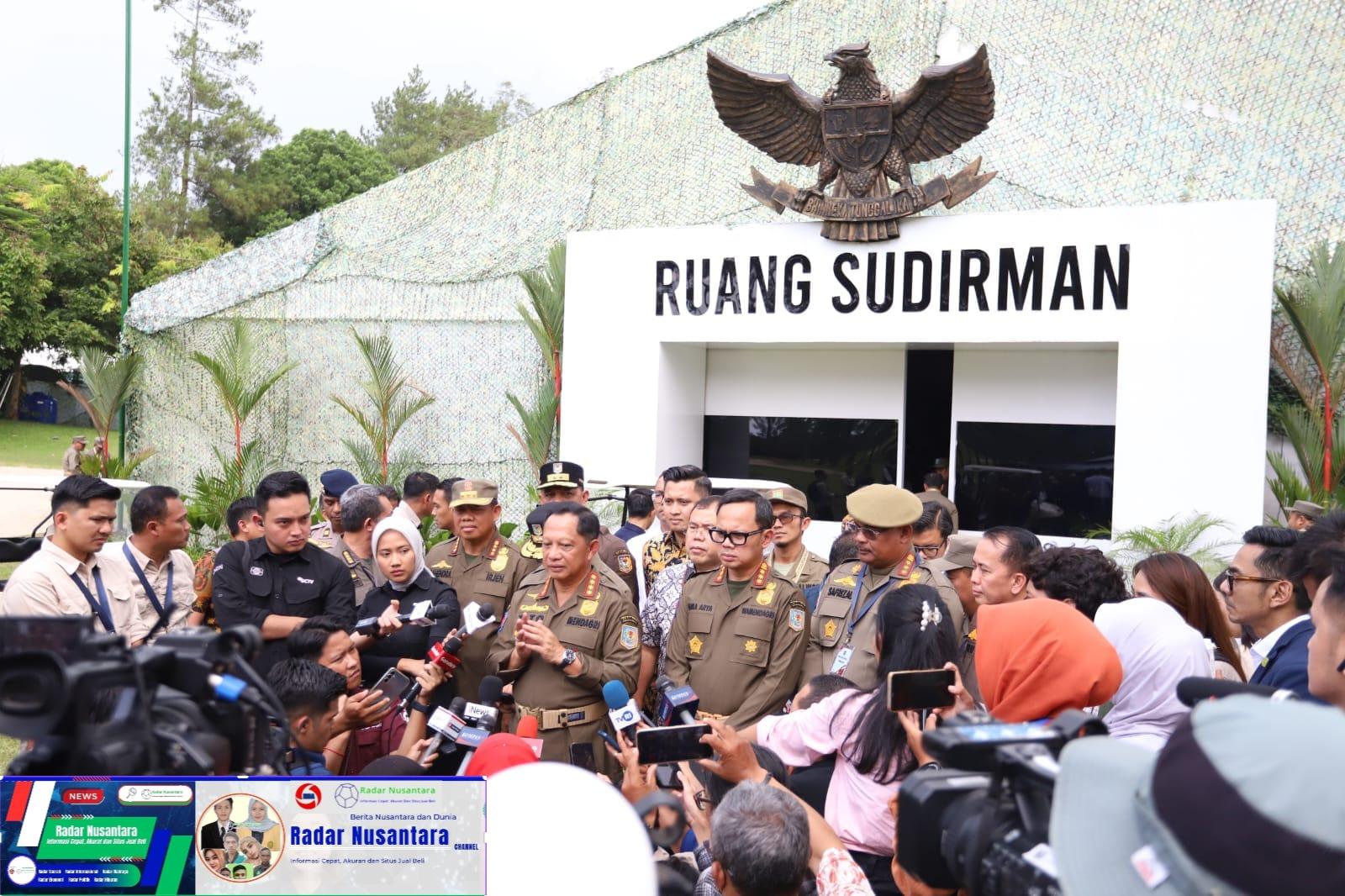 Berlangsung Meriah, Mendagri Resmi Buka Retret Pembekalan Kepala Daerah 2025 di Lembah Tidar Akmil Magelang