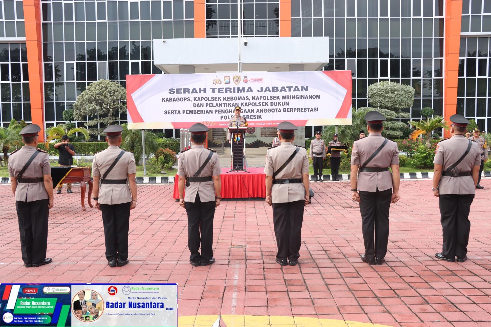 Kapolres Gresik Pimpin Sertijab PJU dan Berikan Penghargaan kepada Personel Berprestasi