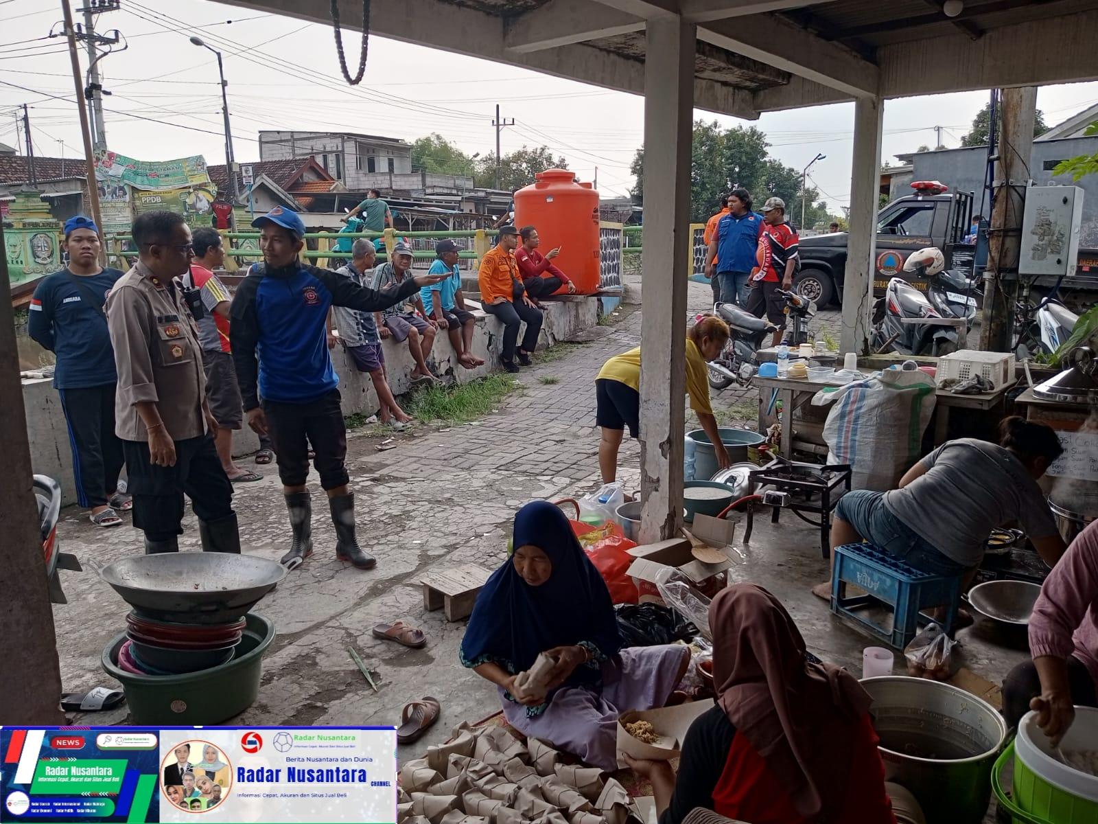Kapolsek Krian Tinjau Banjir Luapan Sungai Mas, 180 Rumah Terendam