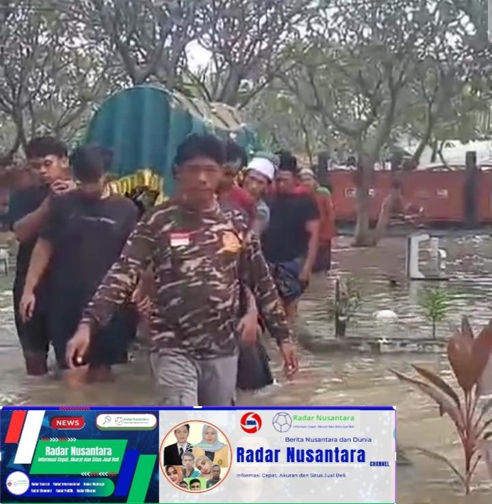 Viral !!! Warga Driyorejo Gresik Makamkan Jenazah di Tengah Banjir