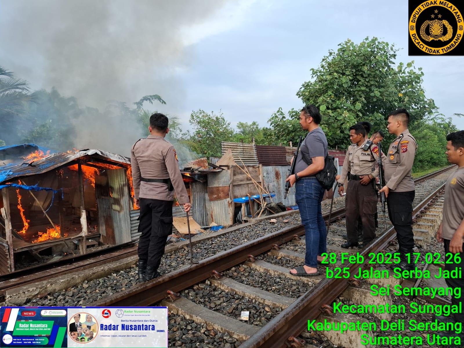 Polsek Sunggal Bakar Barak Tempat Transaksi Narkoba di Pinggiran Rel Kereta Api Serba Jadi
