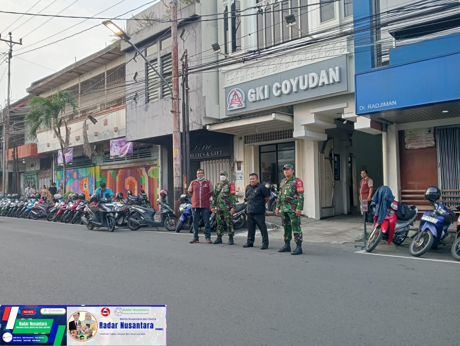 Babinsa Jayengan Amankan Ibadah Minggu Pagi