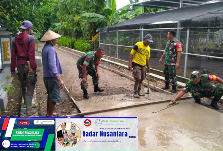 Membangun Desa Bersama Warga, Babinsa Bantu Pengecoran Jalan