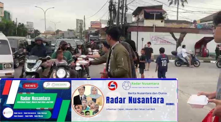 Bagi-bagi makanan ke pengendara roda dua roda empat,Aktivis dan mahasiswa sumsel gelar di pamulang