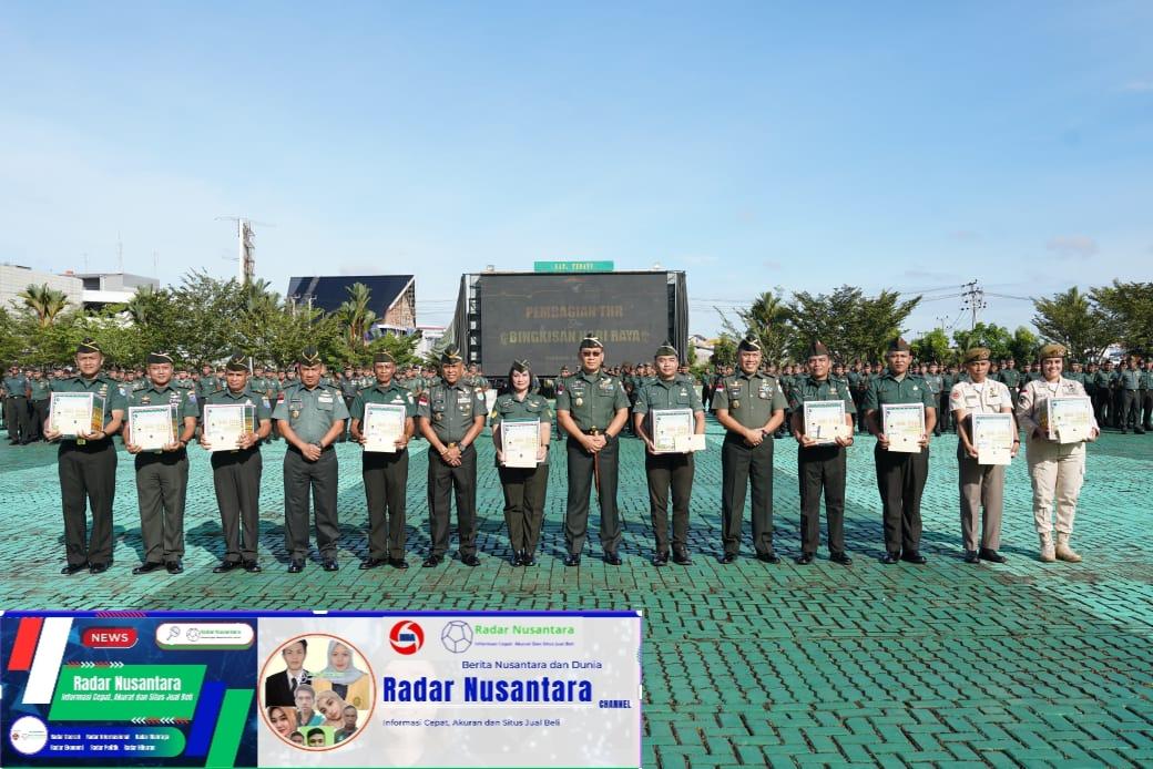 Ringankan Beban Anggota, Pangdam XII/Tpr Berikan Bingkisan Lebaran Kepada Prajurit dan PNS