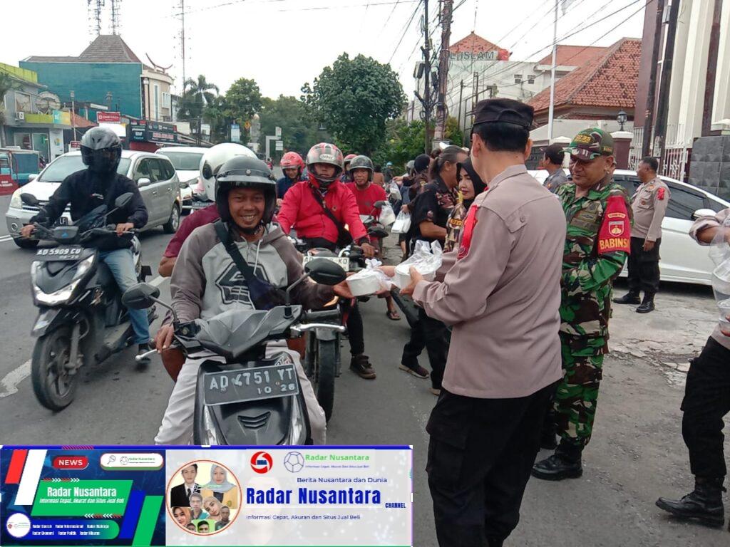 Koramil 03/Serengan & Polsek Gandeng FKPPI Bagikan 100 Takjil Buka Puasa