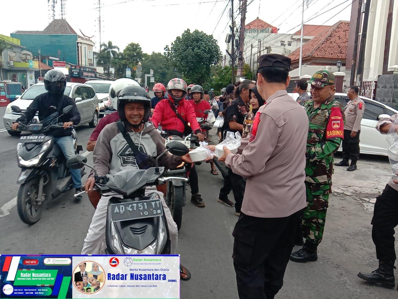 Koramil 03/Serengan & Polsek Gandeng FKPPI Bagikan 100 Takjil Buka Puasa