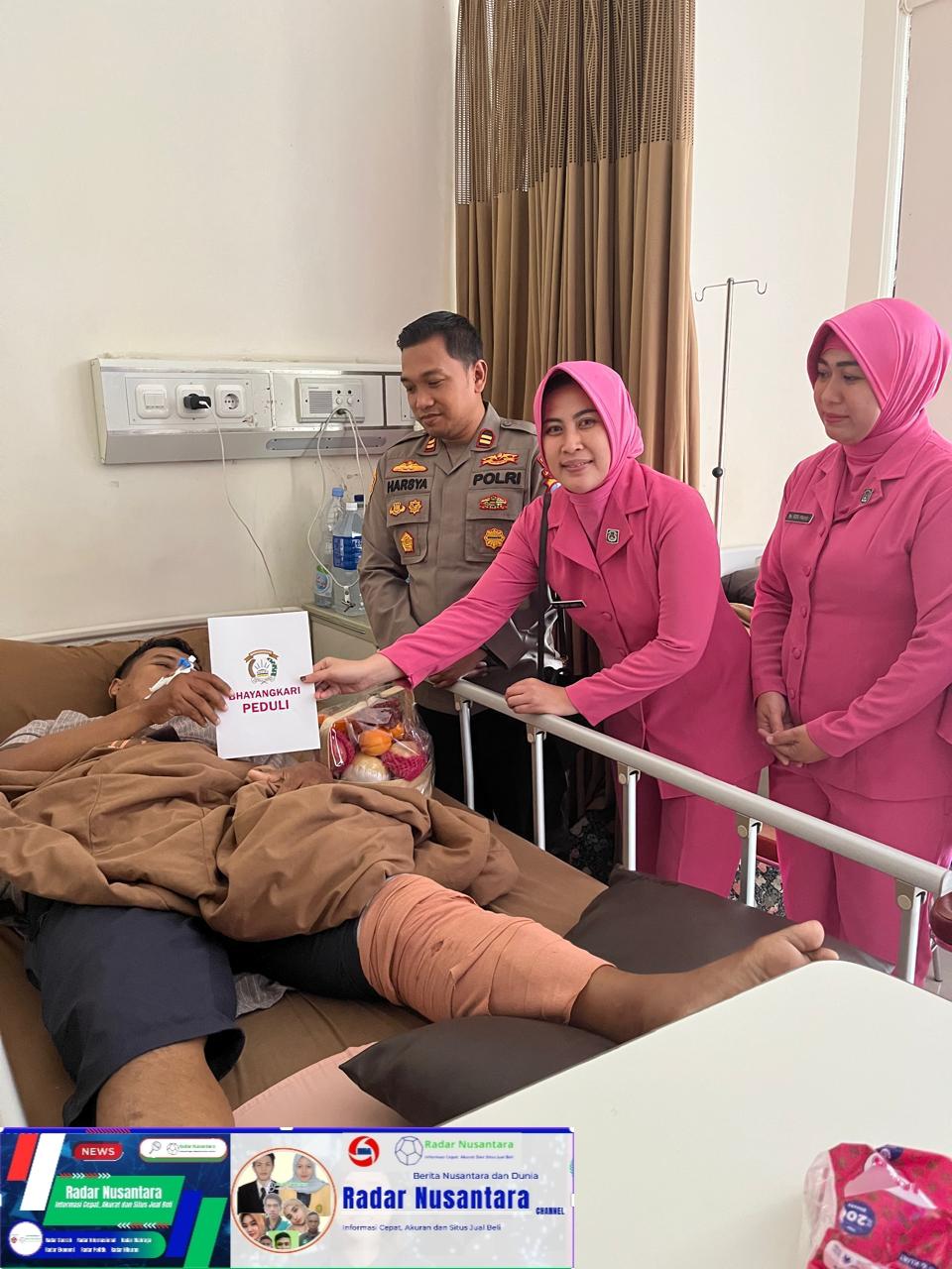 Kapolsek Gunung Anyar Beserta Bhayangkari Jenguk Anggota yang Sakit, Wujud Solidaritas dan Kepedulian Keluarga Besar Polri