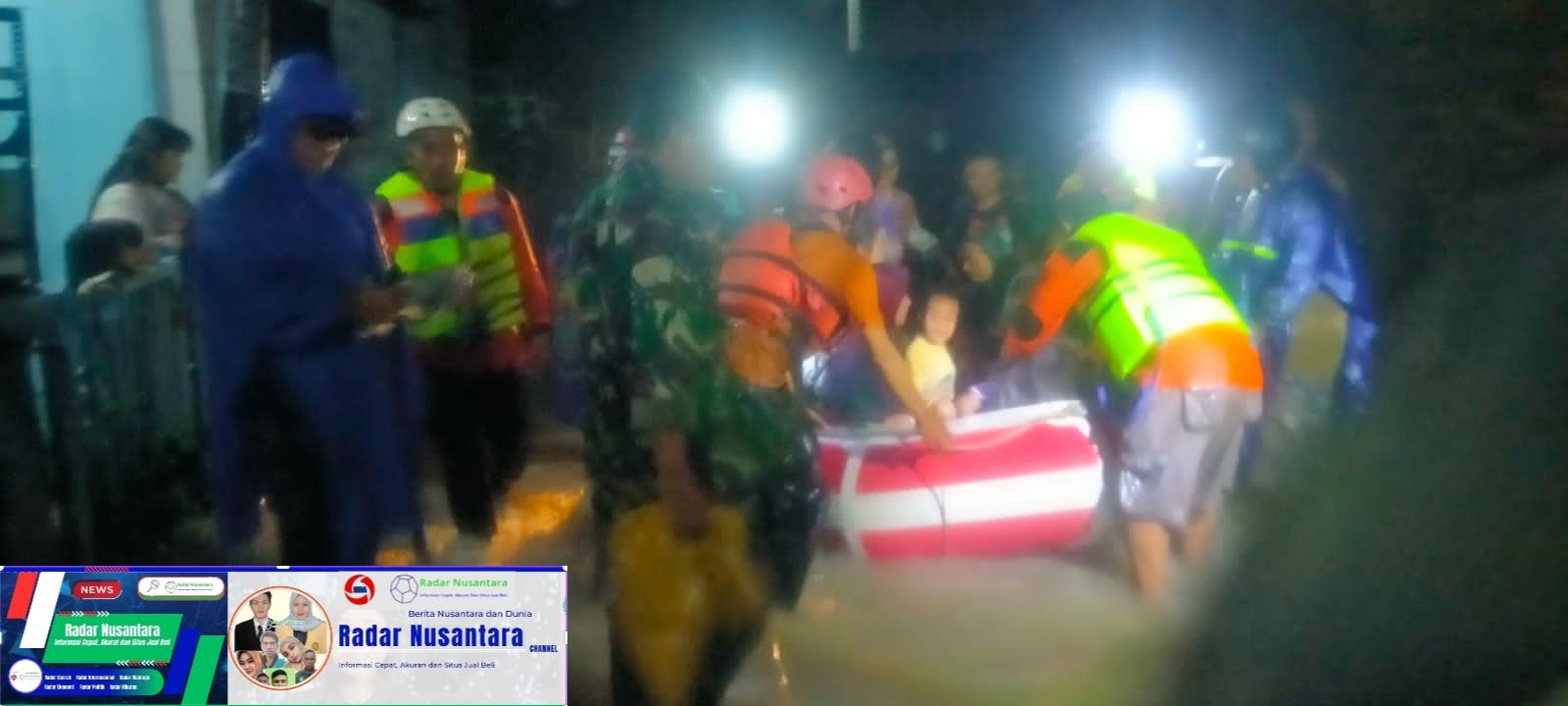 Koramil Ngemplak Bantu Evakuasi Korban Banjir Di Desa Sawahan Boyolali