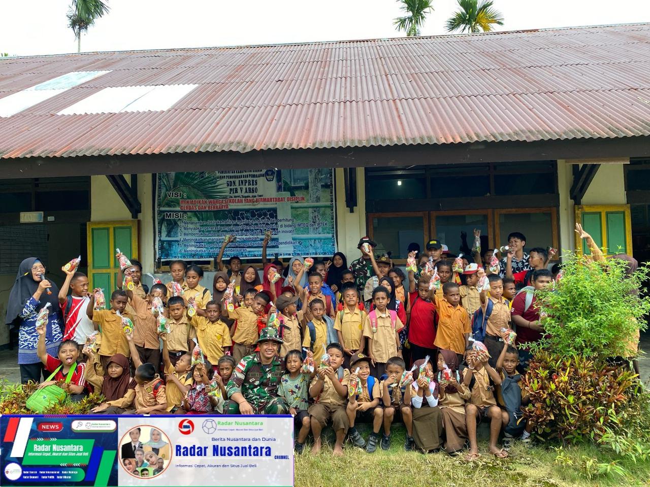 Ajarkan Kebersihan Sejak Dini, Satgas Yonif 131/BRS Ajak Anak SD Inpres PIR V Gotong Royong Bersihkan Lingkungan Sekolah