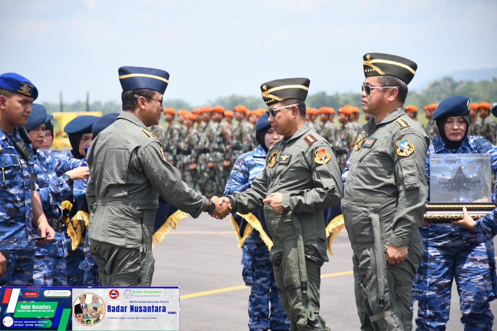 Panglima TNI dan Kasad Terima Wing Kehormatan Penerbang Kelas I TNI Angkatan Udara