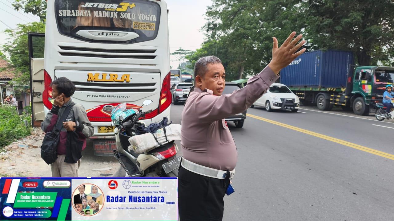 Kecelakaan Bus Menabrak Sepeda Motor,Dua Orang Terluka