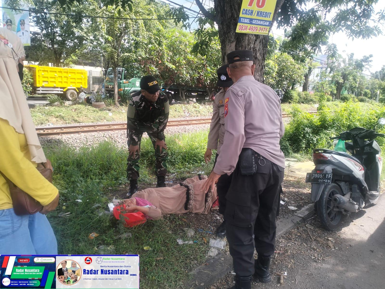 TNI-Polri Sigap Tolongi Wanita Paruh Baya Tergeletak di Pinggir Jalan Raya Buduran Sidoarjo