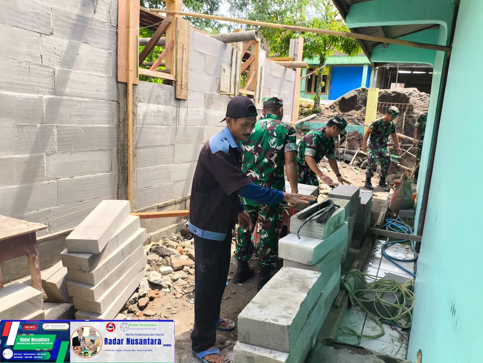 Babinsa Gotong Royong Bangun Rumah Warga