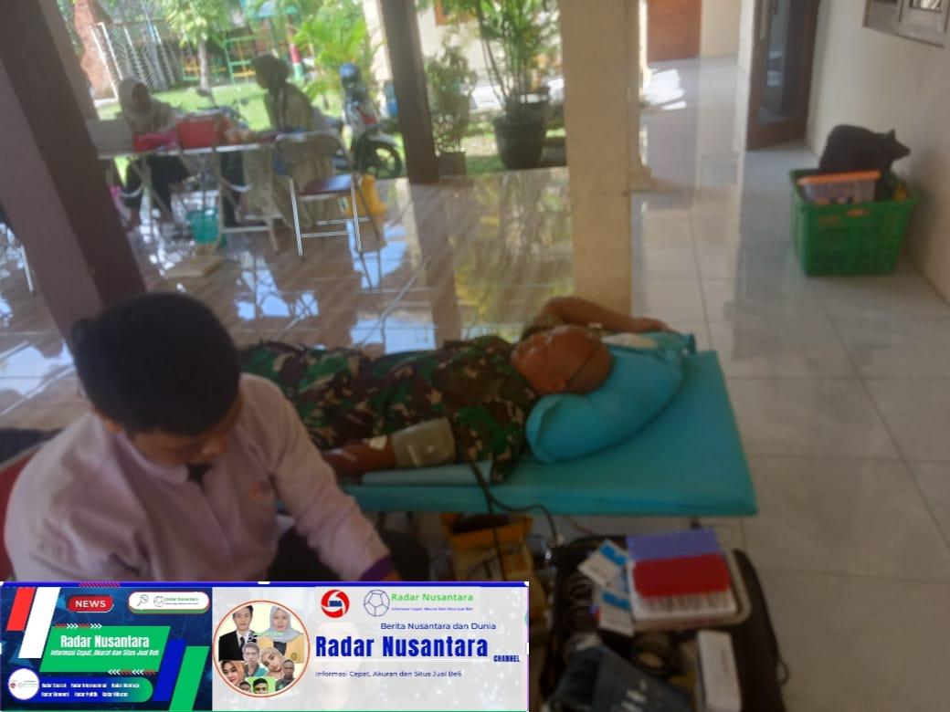 Wujud Peduli Kemanusiaan Babinsa Gombang Turut Donor Darah
