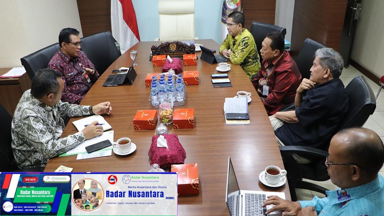 FOTO: Dirjen Bina Bangda Restuardy Daud (baju batik ungu)