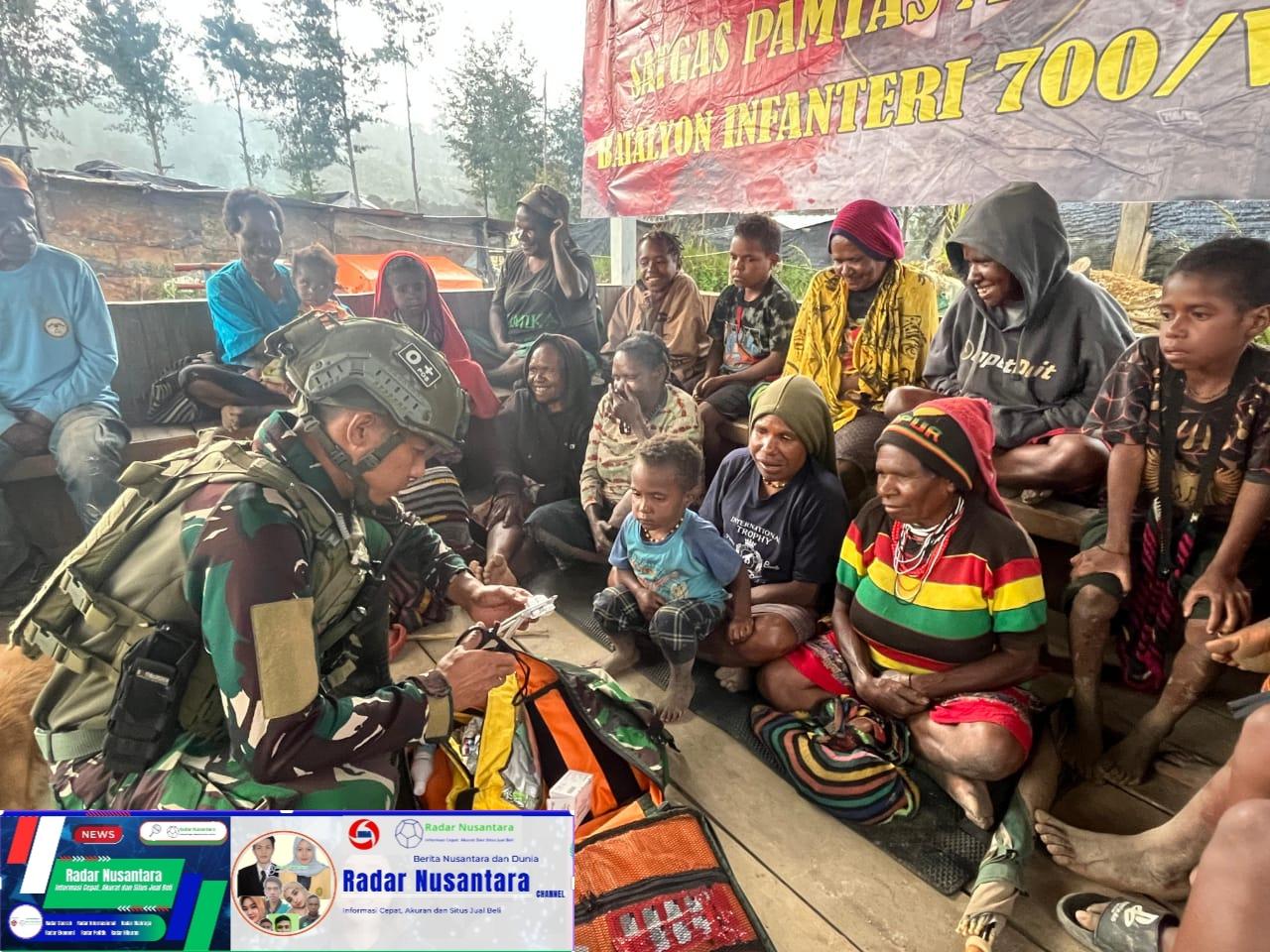 Satgas TNI Berikan Pengobatan Gratis, Warga Eronggobak di Puncak Papua Antusias
