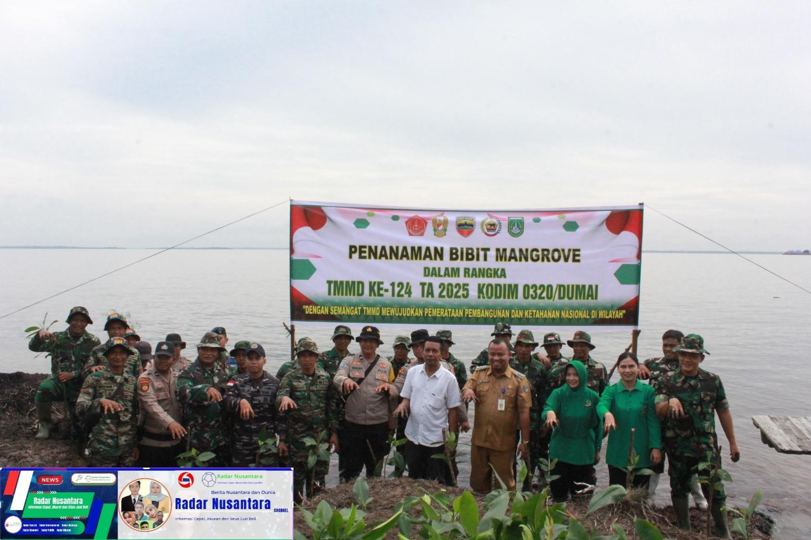 Ratusan Pohon Mangrove Hijaukan Pantai Purnama dalam Semangat TMMD ke-124 Kodim 0320/Dumai