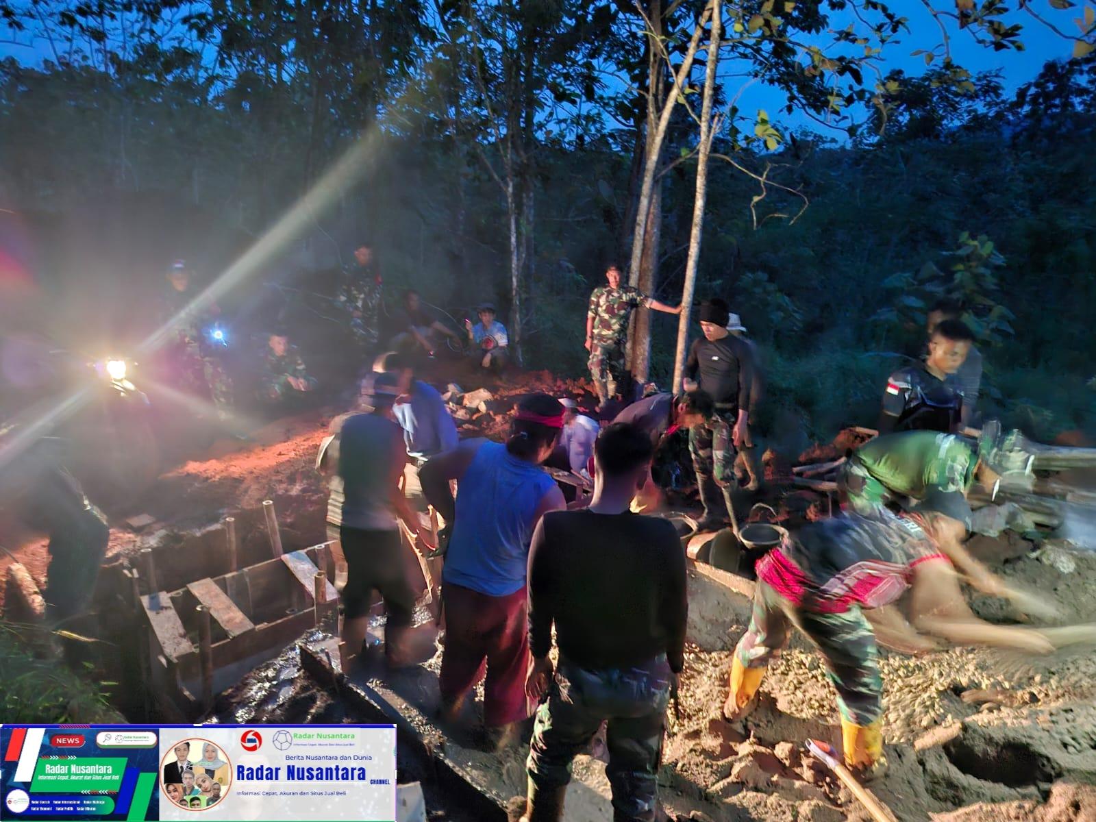 Tak Kenal Lelah, Satgas TMMD dan Warga Desa Pamulihan Lanjutkan Pengecoran Hingga Malam Hari
