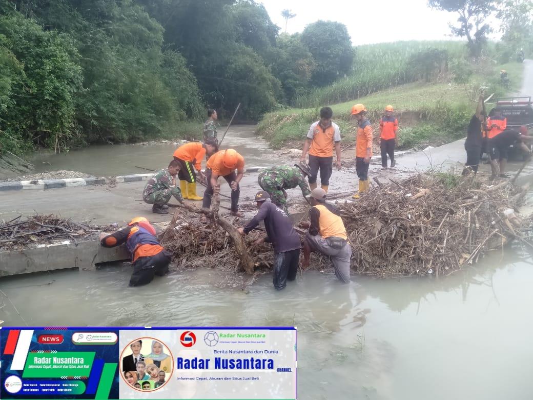 Babinsa Berperan Aktif Dalam Pembersihan Sungai Pasca Hujan Deras