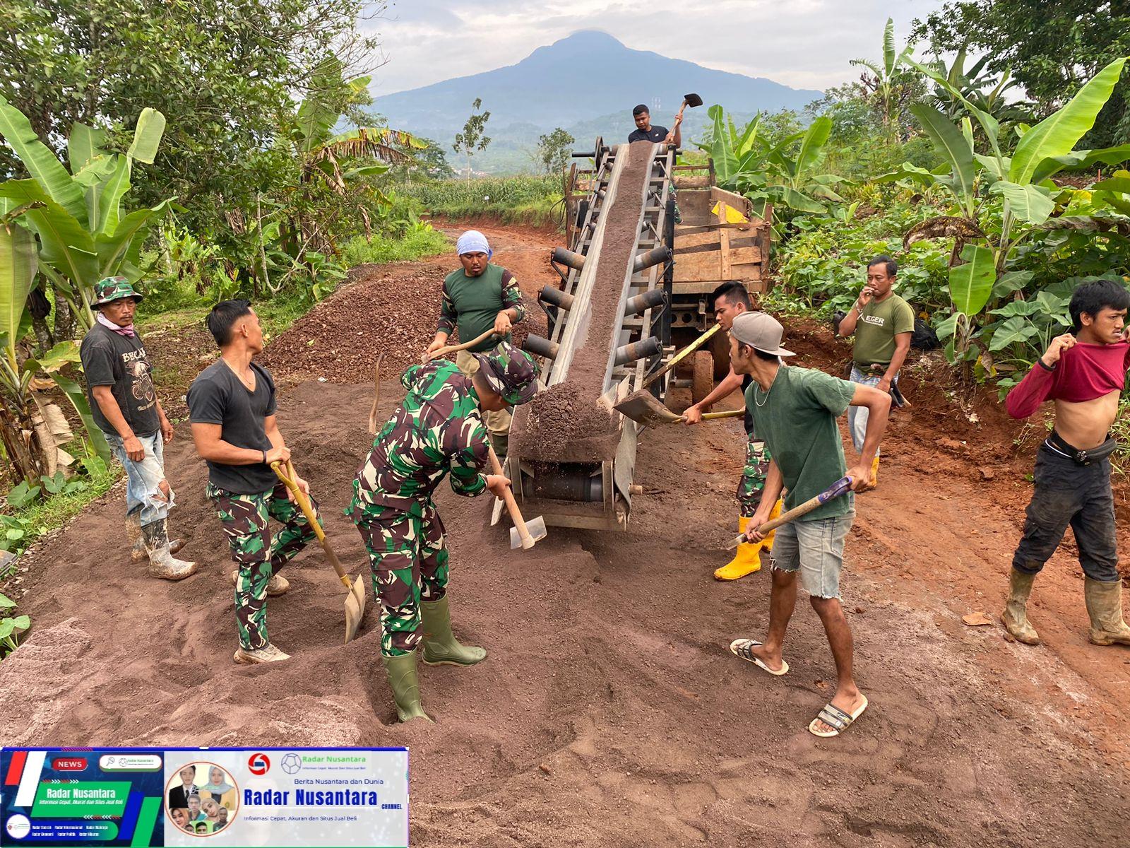 Siang Malam Tak Kenal Lelah, Satgas TMMD ke-124 dan Warga Genjot Pengecoran Jalan di Desa Pamulihan