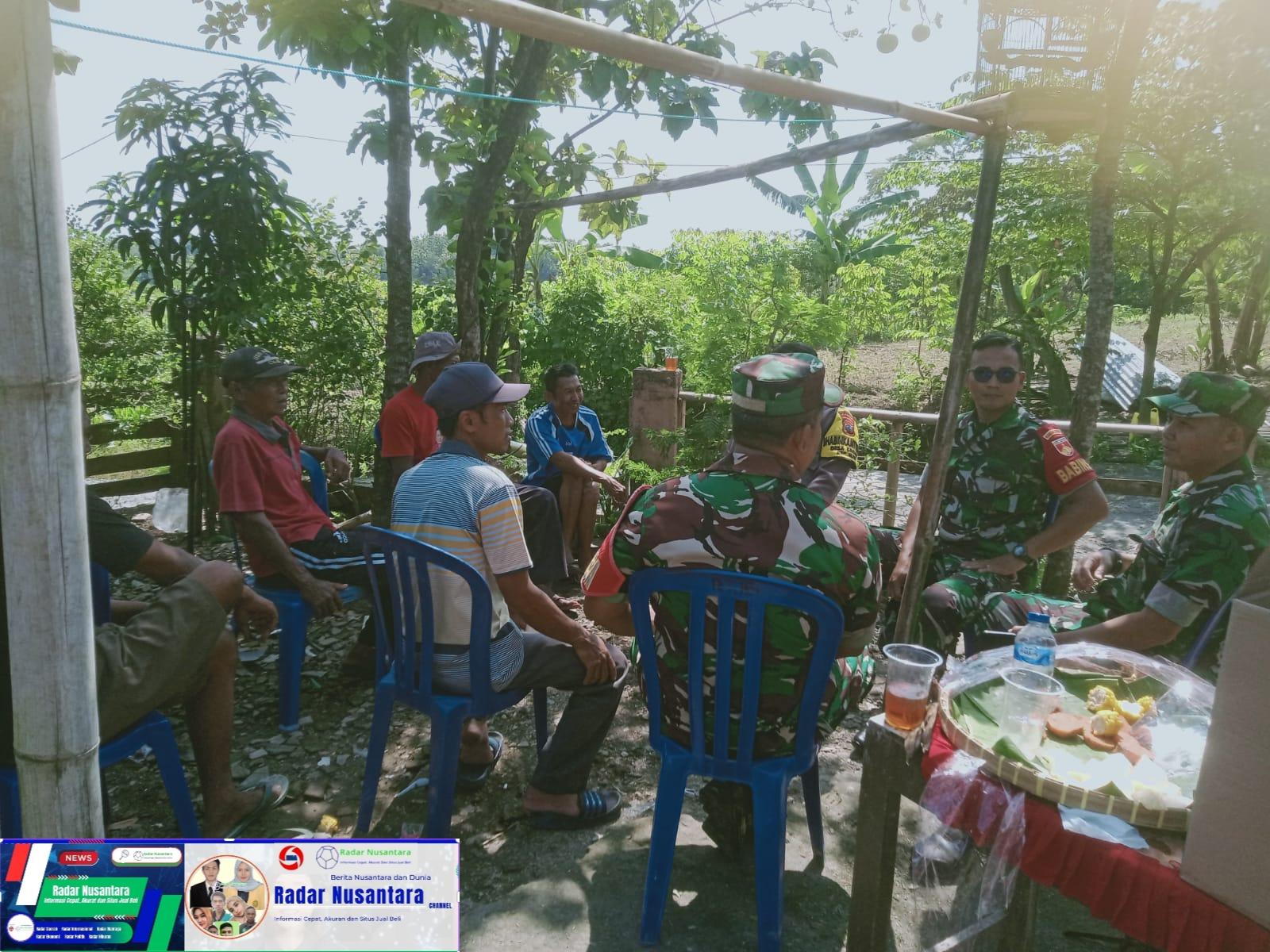 Babinsa dan Petani Dialog Harga Padi