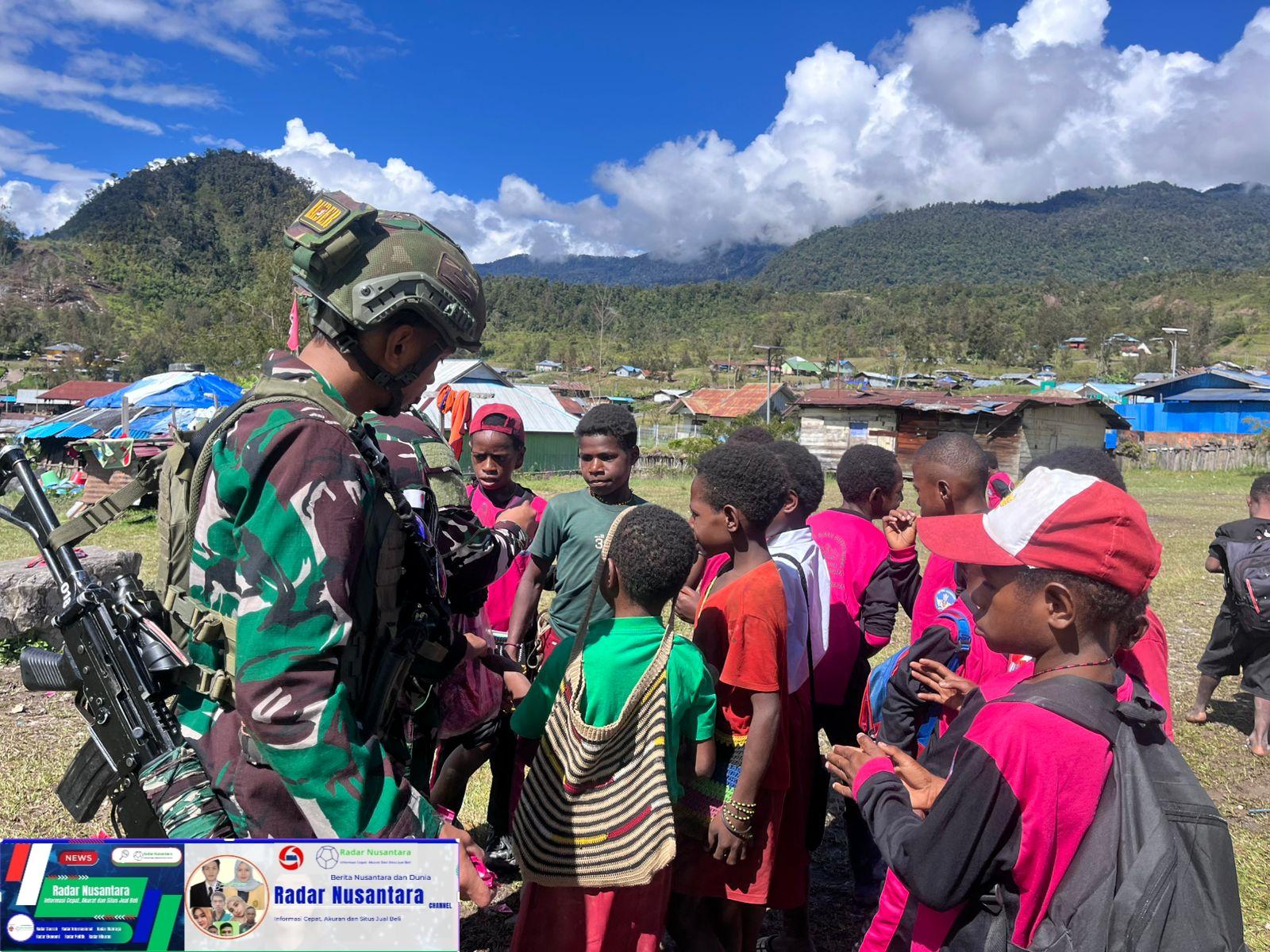 Dibalut Senyum dan Tawa, Prajurit TNI Jadi Sahabat Anak-Anak Papua, Kami Ada untuk Kalian