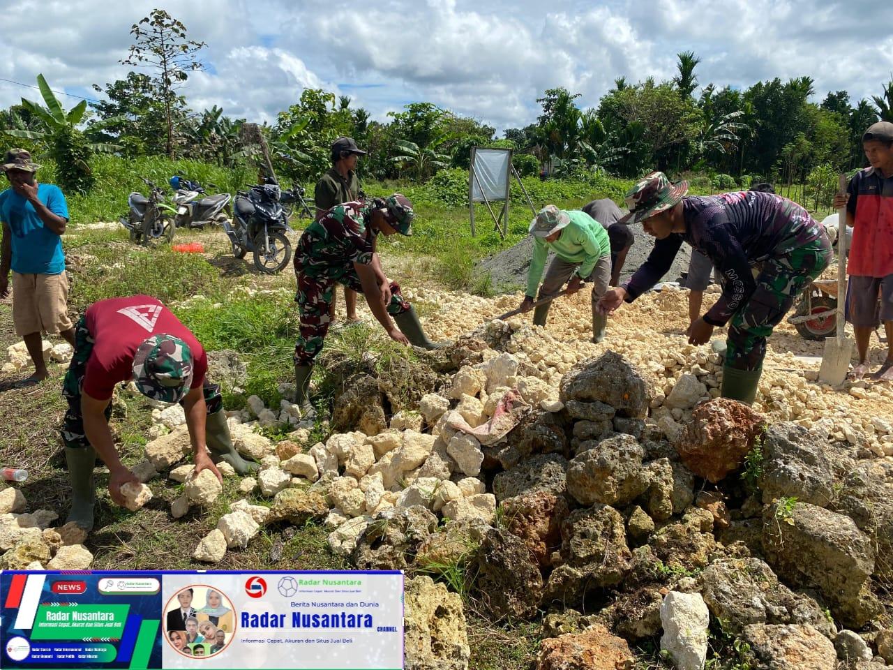 Gotong royong Bersama Masyarakat, Satgas Yonif 131/Brajasakti Bantu Pembangunan Masjid di Perbatasan Papua