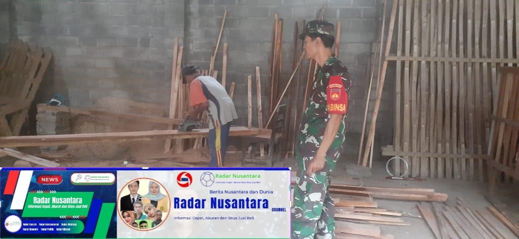 Babinsa Musuk Bantu Pembuatan Kandang Di Desa Lampar