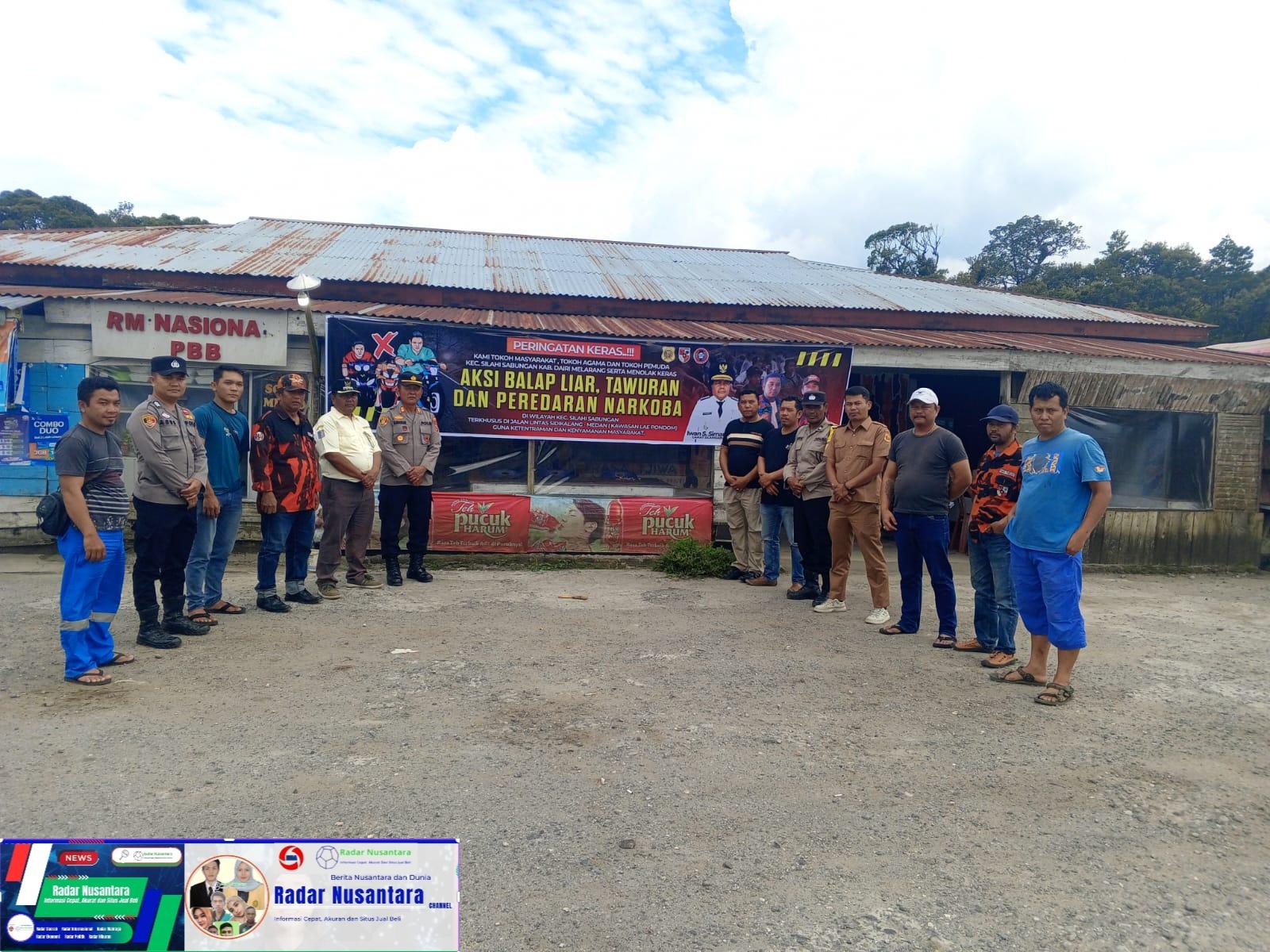 Jaga Kamtibmas, Kapolsek Sumbul Bersama Tokoh dan Ormas Pasang Spanduk Himbauan "Stop Balap Liar"