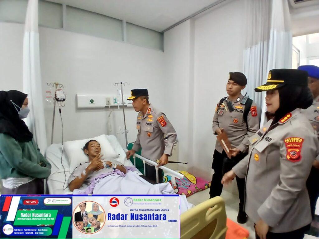 Kapolda Jabar Kunjungi Korban Longsor Pertambangan Gunung Kuda di RS Mitra Plumbon