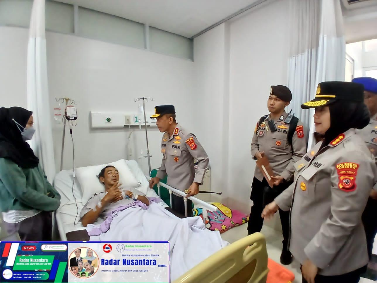 Kapolda Jabar Kunjungi Korban Longsor Pertambangan Gunung Kuda di RS Mitra Plumbon