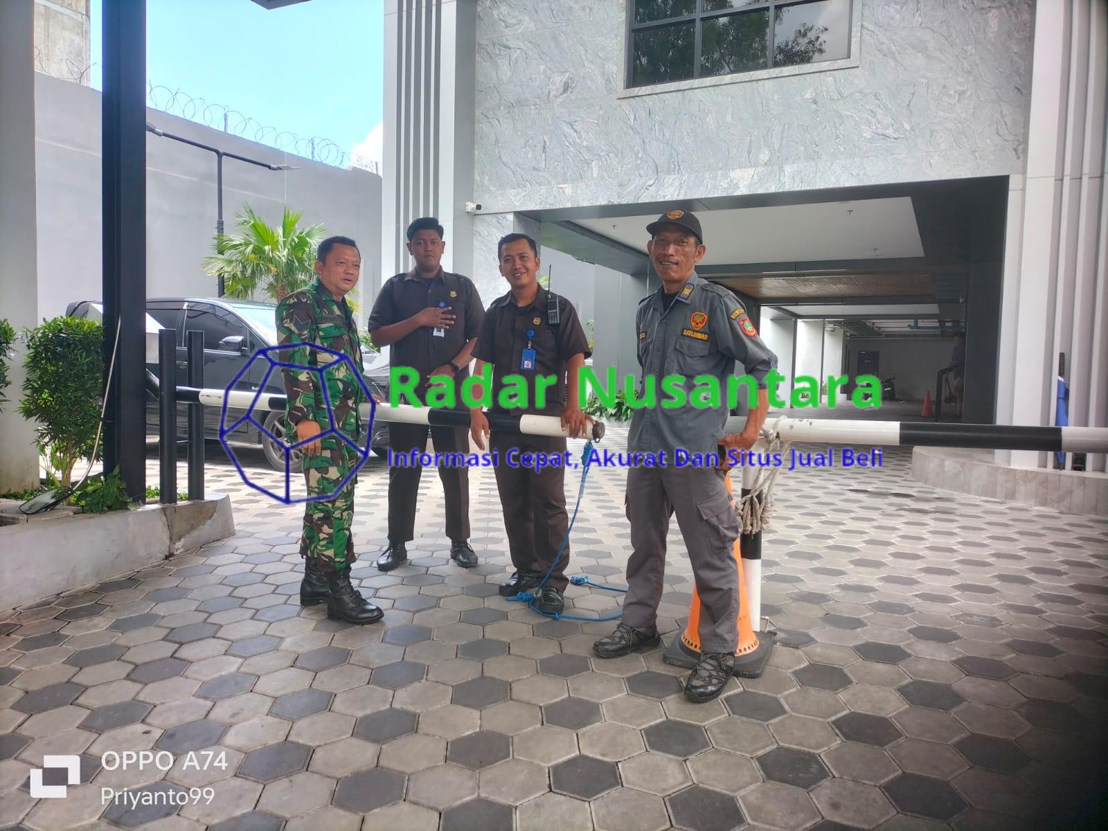 Aksi Humanis Babinsa, Obrolan Hangat Serka Priyanto Dengan Security Hotel Moxy Selipkan Jaga Keamanan